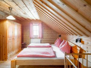 Posteľ alebo postele v izbe v ubytovaní Chalet Steiners Blockhütte by Interhome