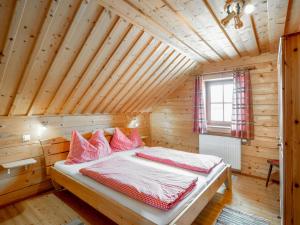Posteľ alebo postele v izbe v ubytovaní Chalet Steiners Blockhütte by Interhome