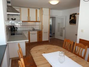 Dapur atau dapur kecil di Apartment Altes Zollhaus - NDR110 by Interhome