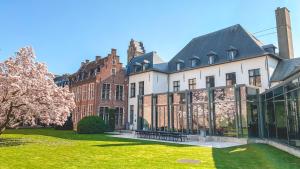 - une vue sur l'extérieur d'un bâtiment avec une pelouse verdoyante dans l'établissement Martin's Klooster, à Louvain