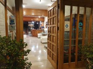 un hall avec une porte en bois dans un magasin dans l'établissement Hotel Elman, à Paleóchora