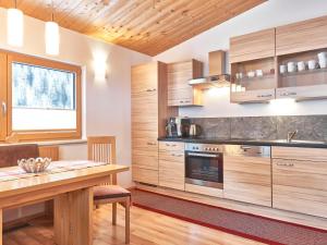 レンゲンフェルトにあるApartment Agnesn-2 by Interhomeのキッチン(木製キャビネット、木製テーブル付) +27枚の写真