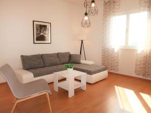 拉巴克的住宿－Apartment Katarina - RAC173，客厅配有沙发和桌子