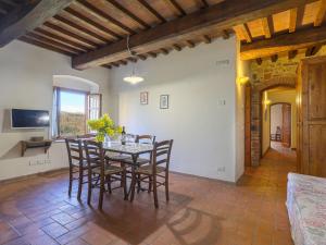 een keuken en eetkamer met een tafel en stoelen bij Apartment Petrarca by Interhome in Piecorto
