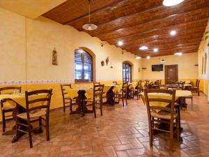 Reštaurácia alebo iné gastronomické zariadenie v ubytovaní Apartment Belvedere - CET122 by Interhome