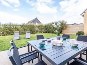 una mesa azul y sillas en un patio en Holiday Home Blue House - BAY403 by Interhome, en Bretteville-sur-Ay