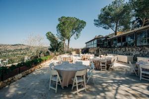 una mesa para celebrar una boda en el aitage resort en Logos hotel in Yad Hashmona, en Yad Hashmona