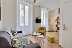 a living room with a couch and a table at Superbe appartement in Marseille