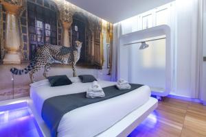 una camera da letto con un ghepardo appoggiato su un letto di Trevi Elite Rome a Roma