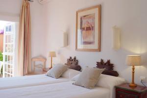 Кровать или кровати в номере Hotel Madreselva - Grupo Califa