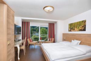 Postel nebo postele na pokoji v ubytování Hotel Hohe Linde + 17 fotografií