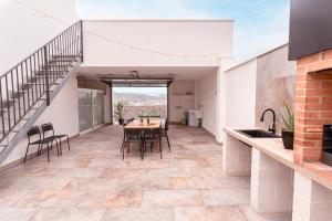 a kitchen and dining room with a table and chairs at Villa Maria in Murcia
