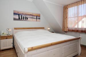 Giường trong phòng chung tại Ostseewelle Wohnung 22