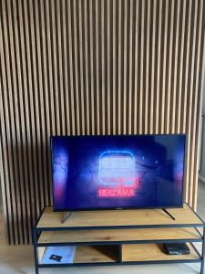 Televízia a/alebo spoločenská miestnosť v ubytovaní Primo III by LookAp Centrum Dworzec Fabryczny FV
