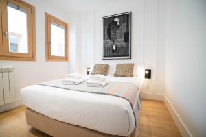 Llit o llits en una habitació de Smartr Madrid Gran Via Apartments