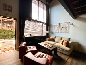 sala de estar con sofá y mesa en Apartament Pla de Masella, en Alp