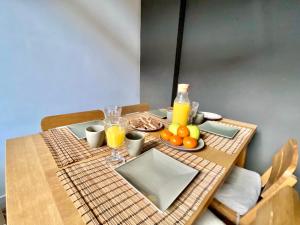 una mesa con un plato de fruta y zumo de naranja en Apartament Pla de Masella, en Alp