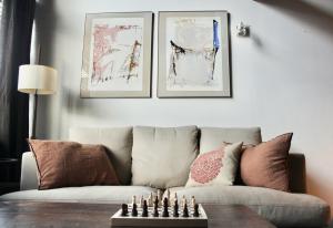 sala de estar con sofá y tablero de ajedrez en Apartament Pla de Masella, en Alp