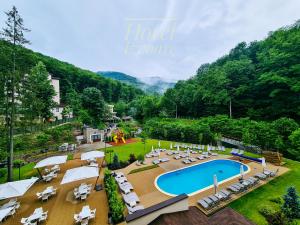 Bazén v ubytování Hotel IZVOARE Caciulata nebo v jeho okolí