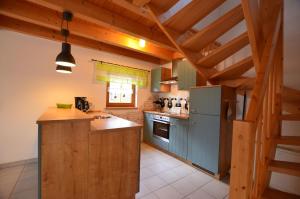 Η κουζίνα ή μικρή κουζίνα στο Feriendorf Via Claudia Haus 52 Bunte Kuh +13 φωτογραφίες