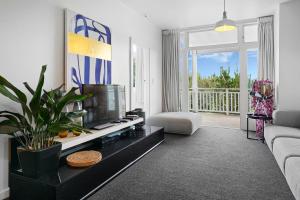 a living room with a tv and a couch at Cashmere Cottage - Cashmere Downstairs Unit in Christchurch