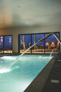 une piscine avec vue sur une ville dans l'établissement MW Douro Wine & Spa, à Santa Marta de Penaguião