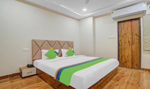 Giường trong phòng chung tại Treebo Nirvana Elite