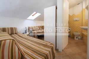 Postel nebo postele na pokoji v ubytování 14 PINETA - Porto Faro una terrazza sul mare