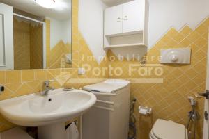 Koupelna v ubytování 14 PINETA - Porto Faro una terrazza sul mare