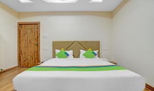Giường trong phòng chung tại Treebo Nirvana Elite