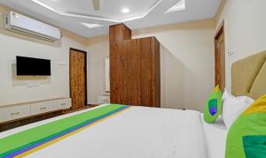 Giường trong phòng chung tại Treebo Nirvana Elite