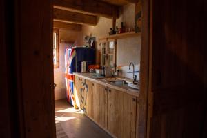 Virtuvė arba virtuvėlė apgyvendinimo įstaigoje Chalet Armonia Res Albert