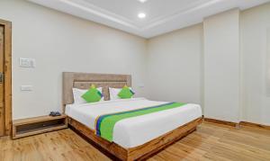 Giường trong phòng chung tại Treebo Nirvana Elite