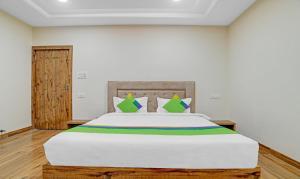 Giường trong phòng chung tại Treebo Nirvana Elite