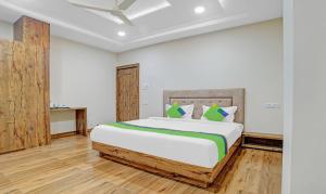 Treebo Trend Nirvana Elite في إندوري: غرفة نوم بسرير كبير في غرفة