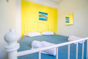Rúm í herbergi á CHAMBRE JAUNE