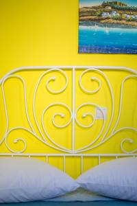 Rúm í herbergi á CHAMBRE JAUNE