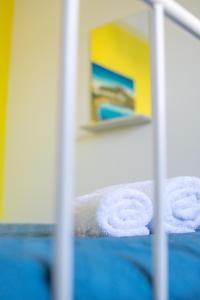 Rúm í herbergi á CHAMBRE JAUNE