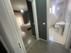 Ένα μπάνιο στο CENTER RESIDENCE +18 φωτογραφίες