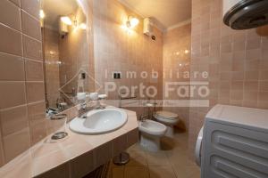 Kúpeľňa v ubytovaní 23 BAIA FARO - Trilocale mansardato con ampia terrazza vista mare