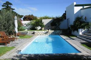 Swimming pool sa o malapit sa De Doornkraal Vinotel