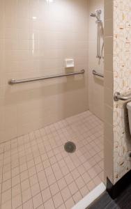 uma casa de banho com chuveiro e WC em Holiday Inn Marquette, an IHG Hotel em Marquette