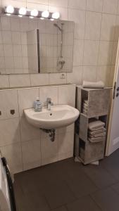 A bathroom at Familien-Ferienwohnung Fiwa FeWo-4