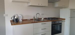 Kuchyňa alebo kuchynka v ubytovaní Diamond Suite Fiumicino Casa vacanze