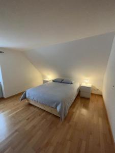 מיטה או מיטות בחדר ב-Wunderschöne Ferienwohnung in den Bergen