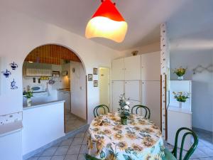 a kitchen and dining room with a table and chairs at Appartamento La Vacanza in Rio nellʼElba