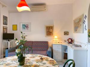 a living room with a table and a kitchen at Appartamento La Vacanza in Rio nellʼElba