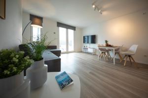 ein Wohnzimmer mit Sofa und Tisch in der Unterkunft JayBnB - Apartment direkt am Hafen - mit UHD TV und Netflix in Dortmund