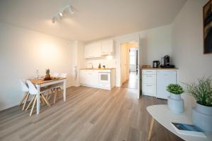 ein Wohnzimmer mit einer Küche und einem Esstisch in der Unterkunft JayBnB - Apartment direkt am Hafen - mit UHD TV und Netflix in Dortmund