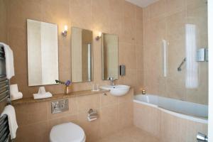 Ένα μπάνιο στο The Marcy Hotel